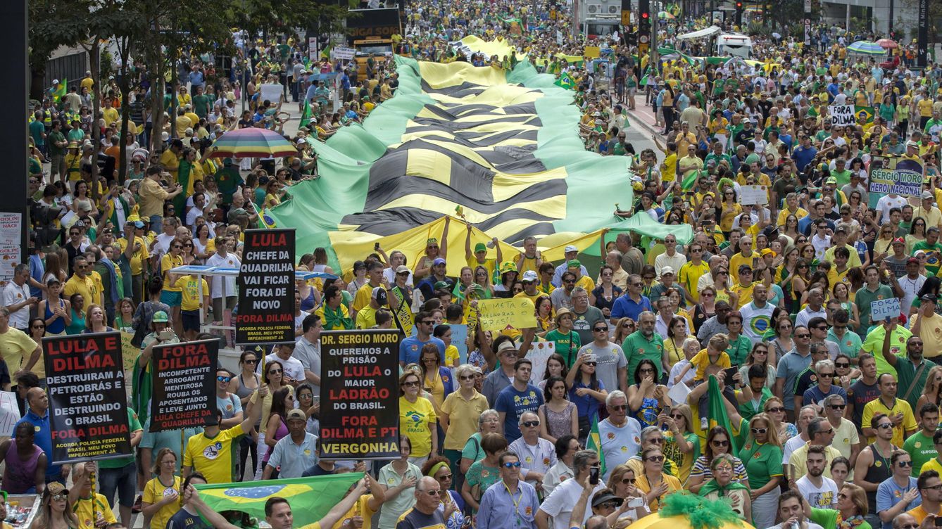 Foto: Miles de brasileños se concentran este fin de semana para protestar contra Rouseff. (Efe)