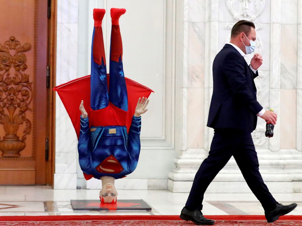 Foto: El Superman estrellado frente al Parlamento rumano. (EFE)