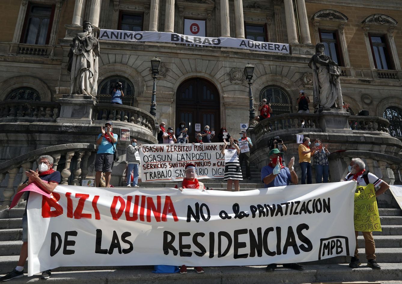 Protesta ante las escalinatas del ayuntamiento con pancartas a favor de los derechos de los pensionistas y en contra de la privatización de las residencias. (EFE)