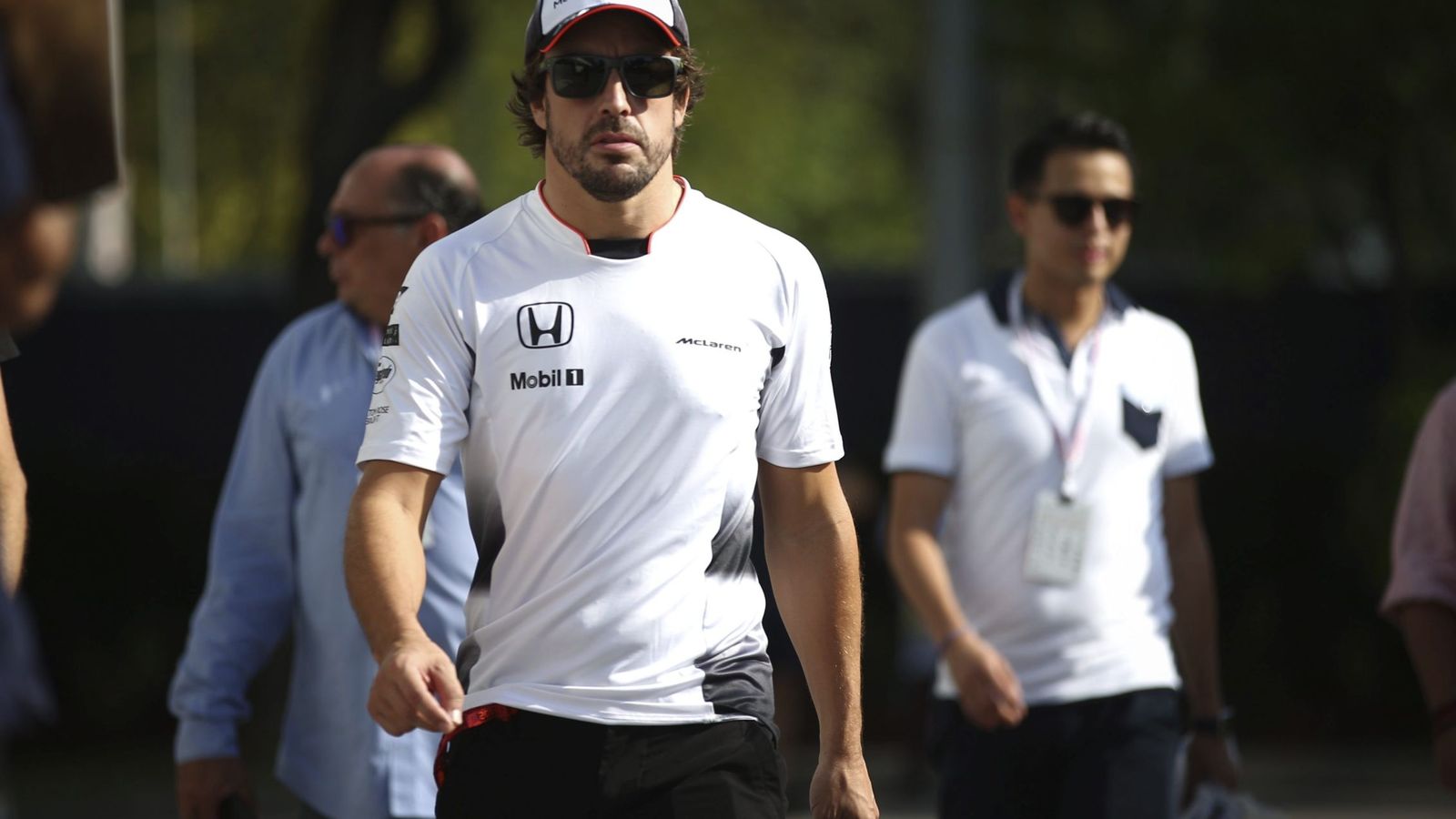 Foto: Fernando Alonso llegando al 'paddock' del GP de Singapur.
