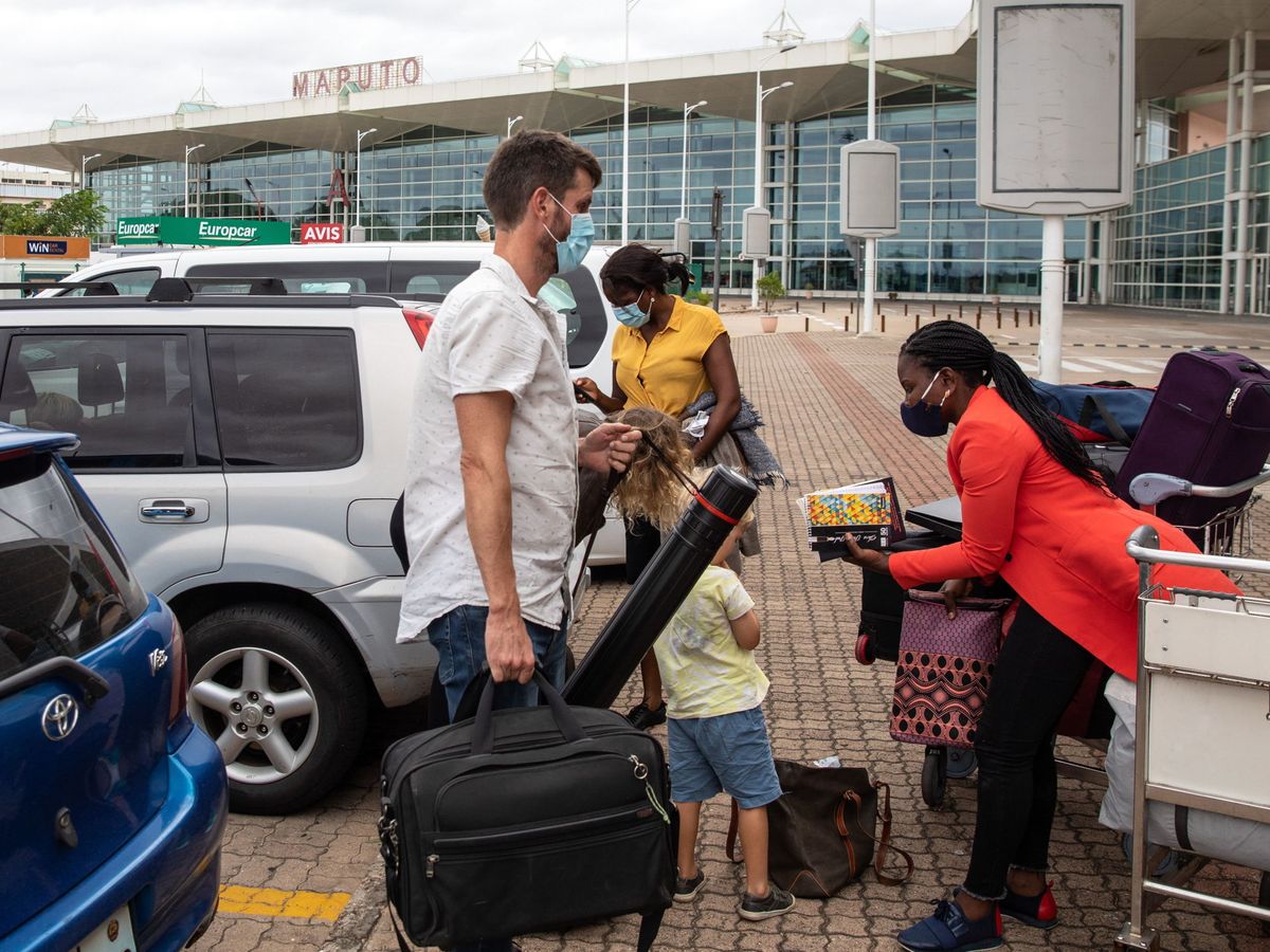 Foto: El periodista británico Tom Bowker, poco antes de abandonar Mozambique con su familia. (Foto: EFE)