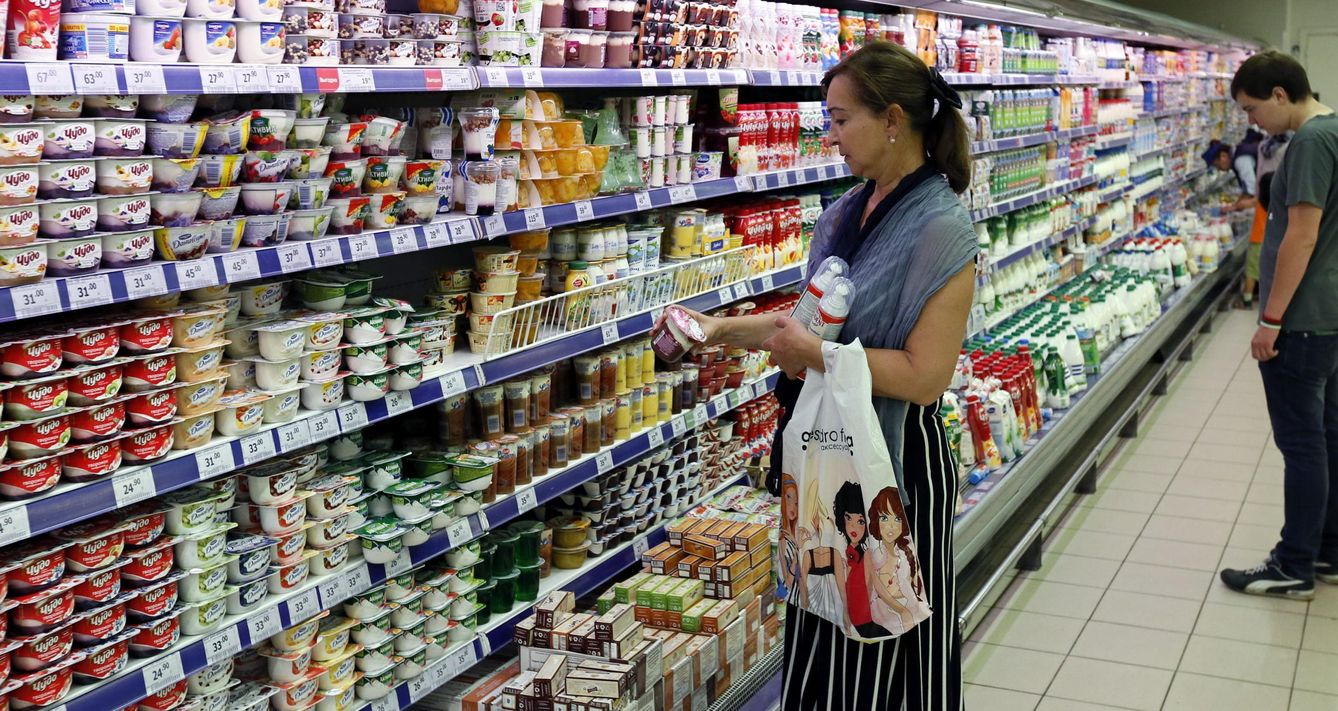 Una mujer mira un producto a la venta en un supermercado (EFE)