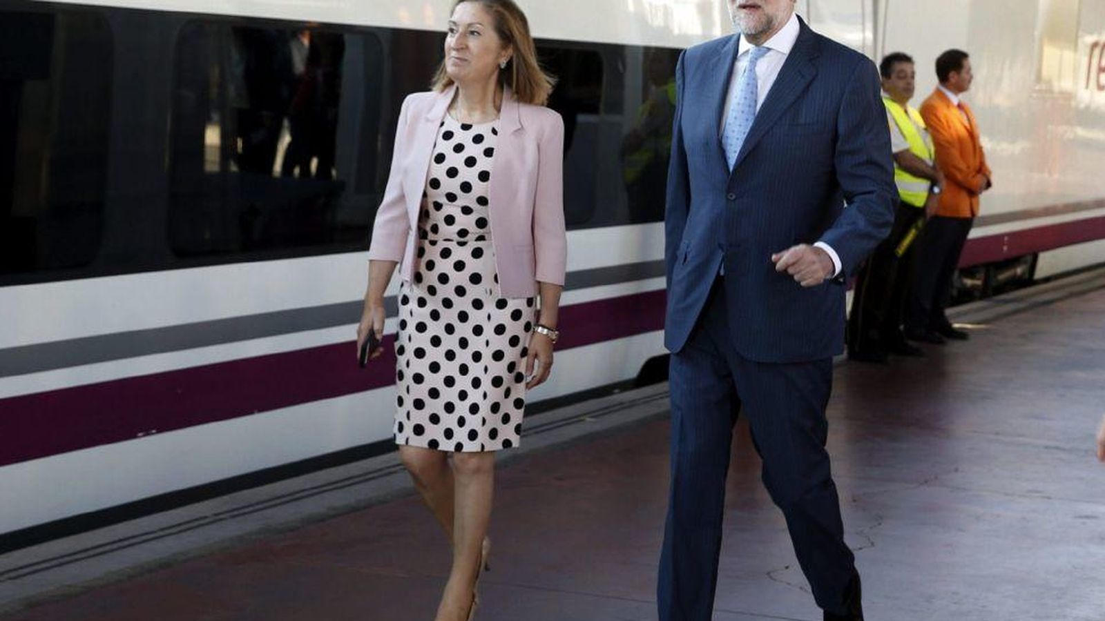 Foto: Ana Pastor y Mariano Rajoy junto al tren de Renfe. (EFE)