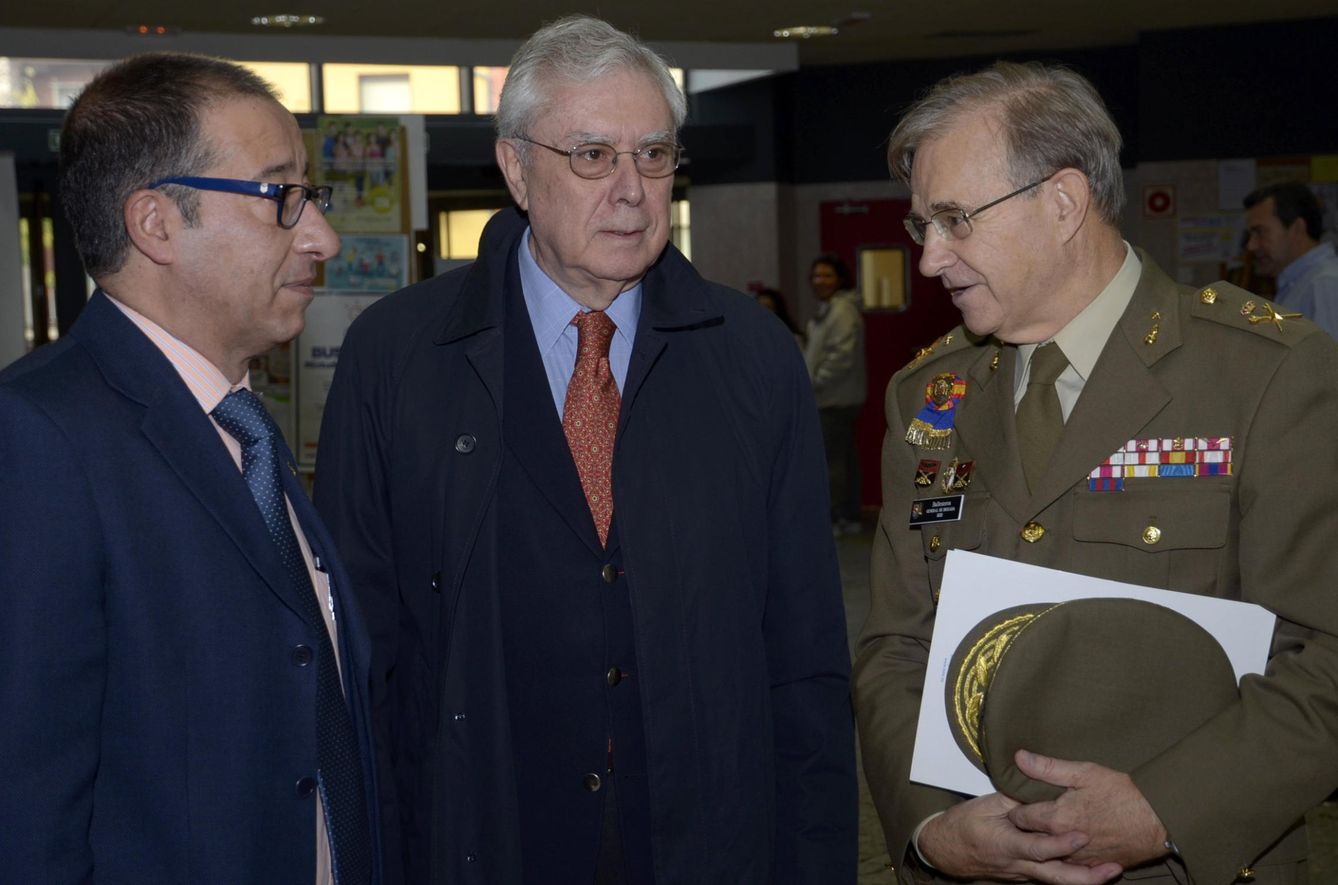 El general Miguel Ángel Ballesteros (d), junto al diplomático Javier Rúperez (c), en 2015. (EFE)