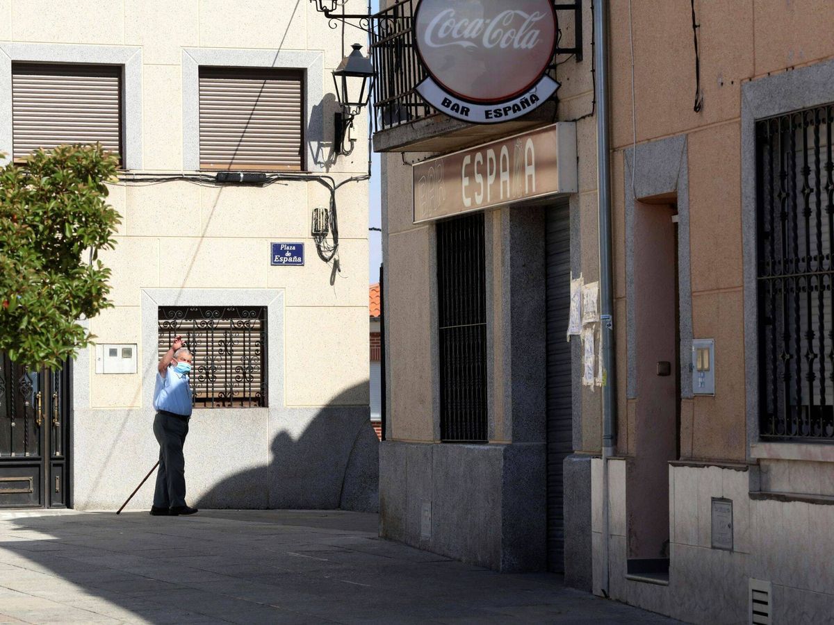 Foto: Un vecino se asoma a un bar de un pequeño pueblo de Salamanca. (EFE)