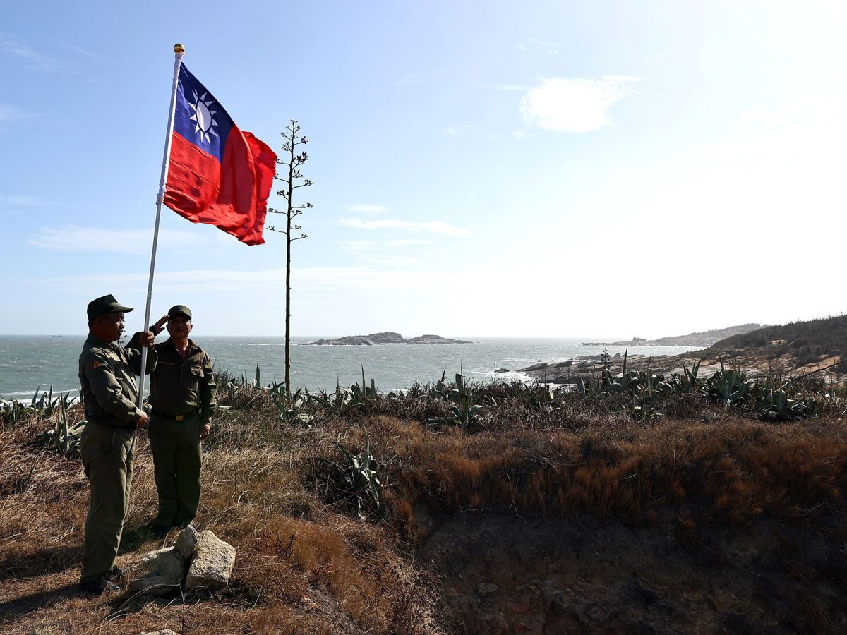 Foto: Soldados saludando la bandera de Taiwán. (Reuters)  