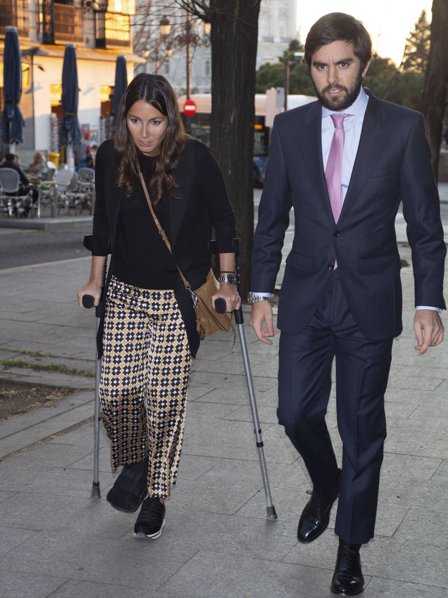 Alejandra Romero, lesionada, llegando con su marido, Pedro Armas, a un homenaje a Adolfo Suárez el año pasado. (Lagencia Grosby).