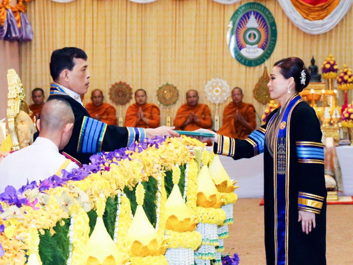 Foto: La reina Suthida recibiendo sus títulos universitarios de mano de su esposo. (EFE)