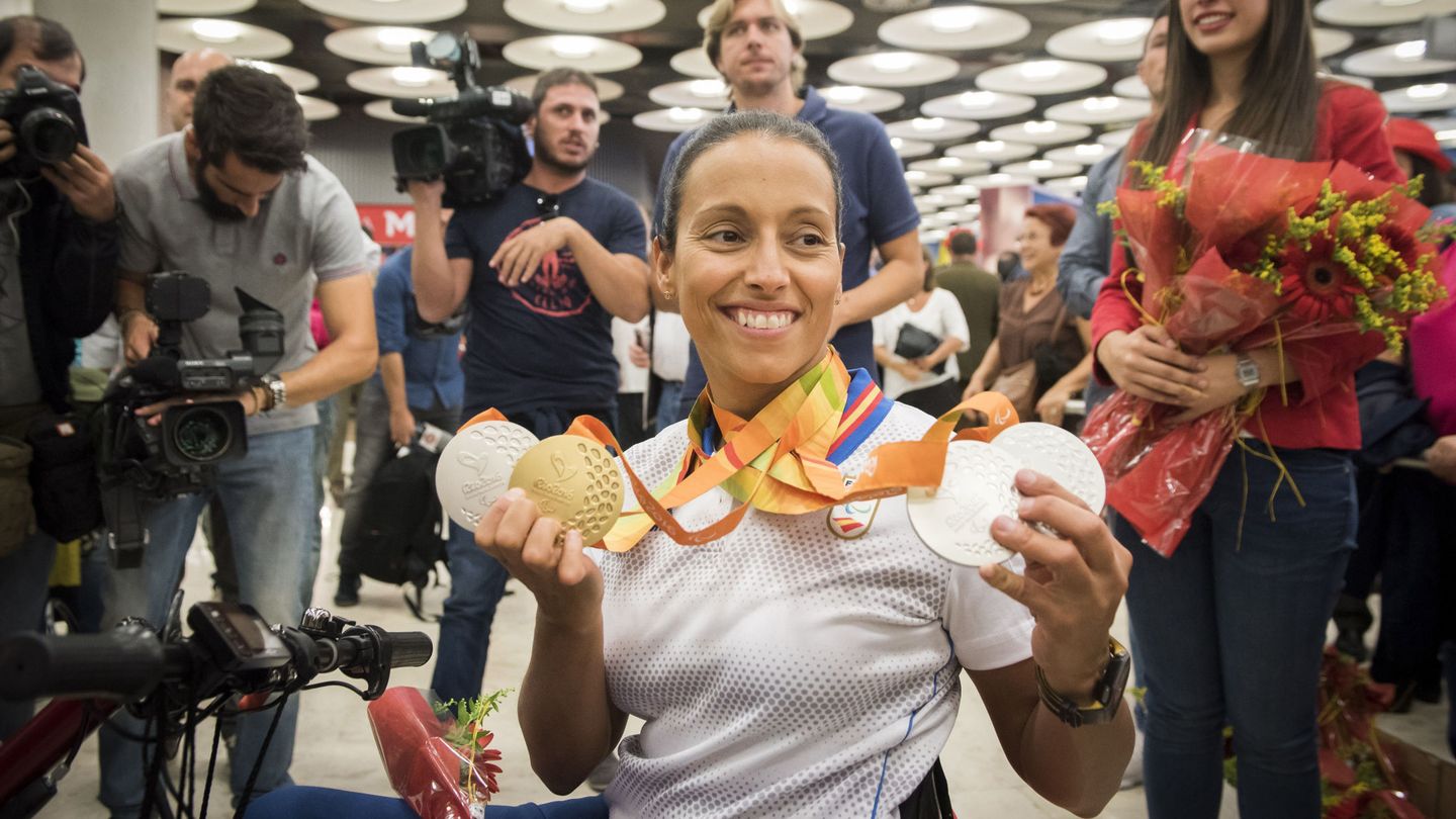 Teresa Perales posa en el aeropuerto de Madrid tras su participación en los Juegos de Río. (EFE)