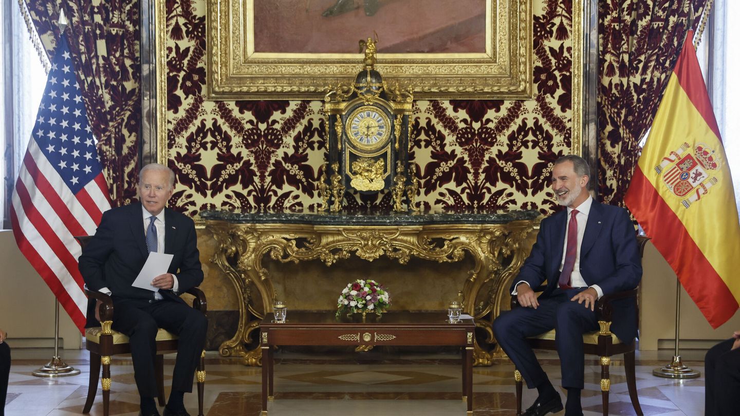 El rey Felipe VI conversa con el presidente de Estados Unidos, Joe Biden. (EFE/Juanjo Martín/Pool)