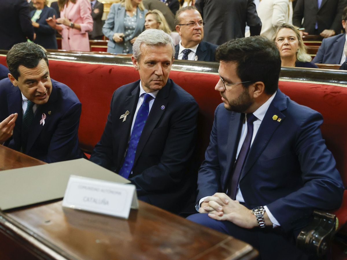 Foto: Juanma Moreno conversa con Pere Aragonès en presencia de Alfonso Rueda, en el Senado. (EFE/Juan Carlos Hidalgo)