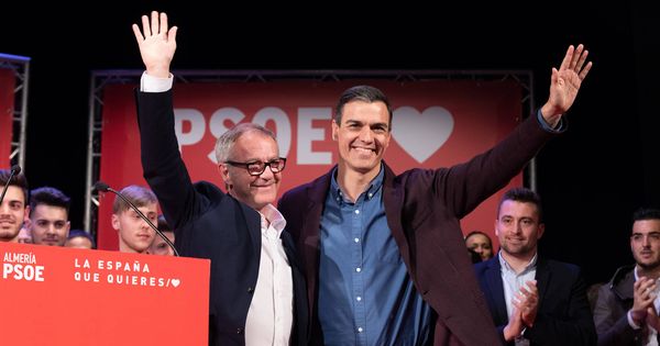 Foto: Pedro Sánchez y el ministro de Cultura, José Guirao, este 29 de marzo de 2019 en un mitin en Almería. (Eva Ercolanese | PSOE)