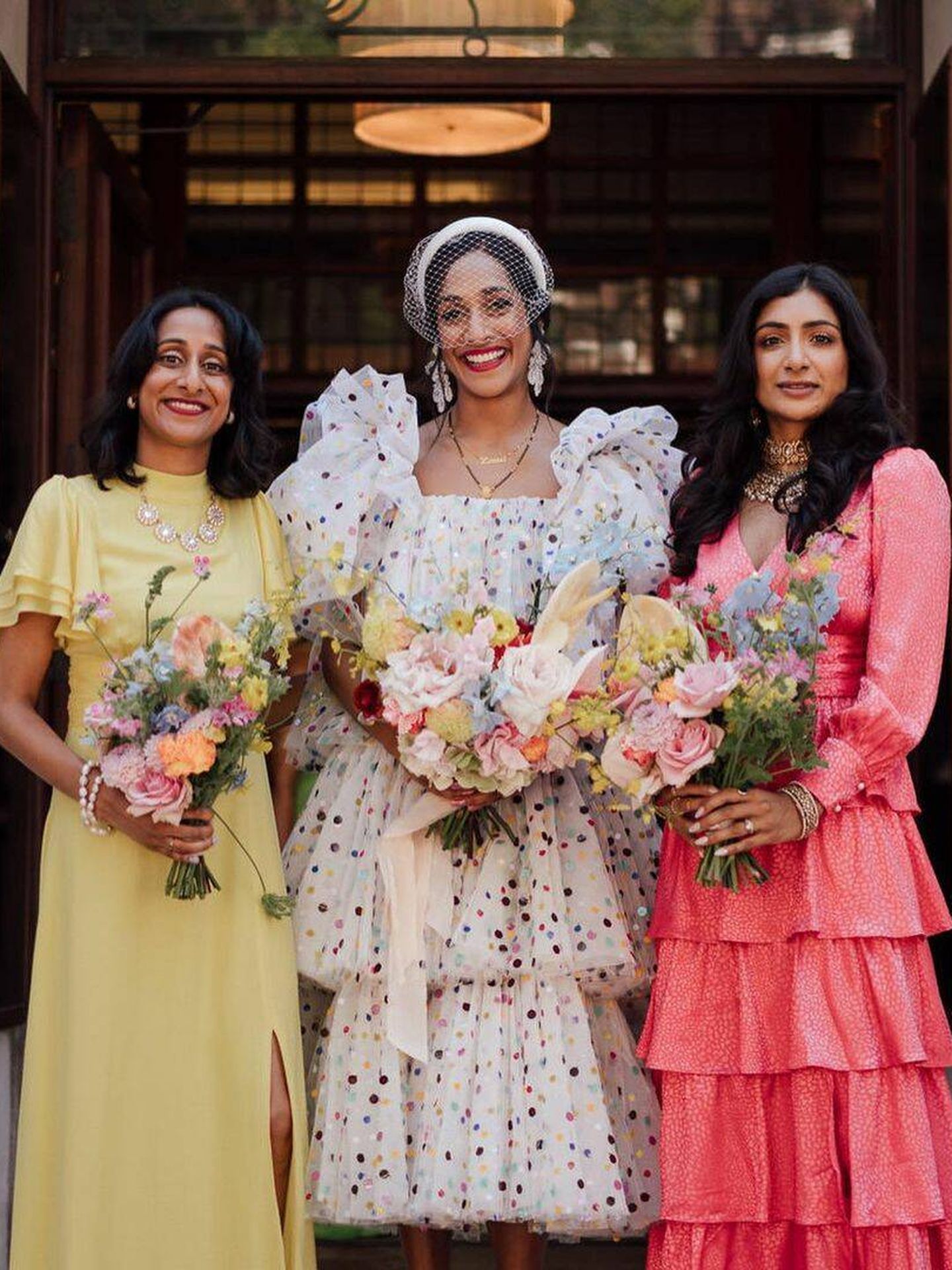 la diseñadora junto a su familia el día de su boda a todo color. (Instagram @heartzeena)