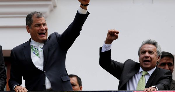 Foto: Rafael Correa junto a Lenín Moreno, entonces candidato, saludan a simpatizantes desde el Palacio de Carondelet, en Quito. (Reuters)