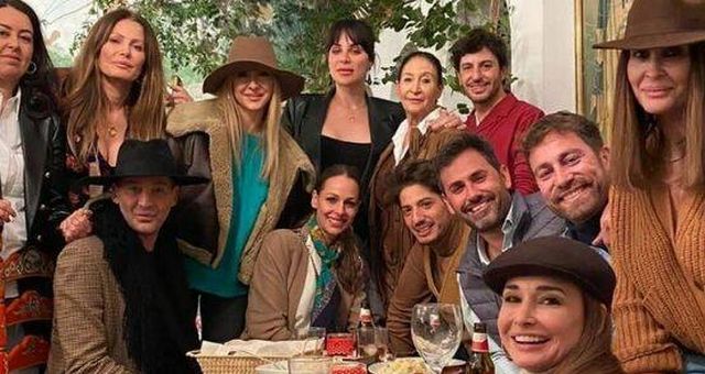 Eva González, Vicky Martín Berrocal y Jedet, con sus amigos en El Rocío. (Instagram)