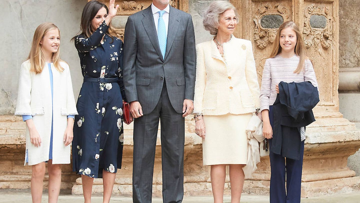 La familia real saluda a su llegada a la catedral de Palma. (Limited Pictures)