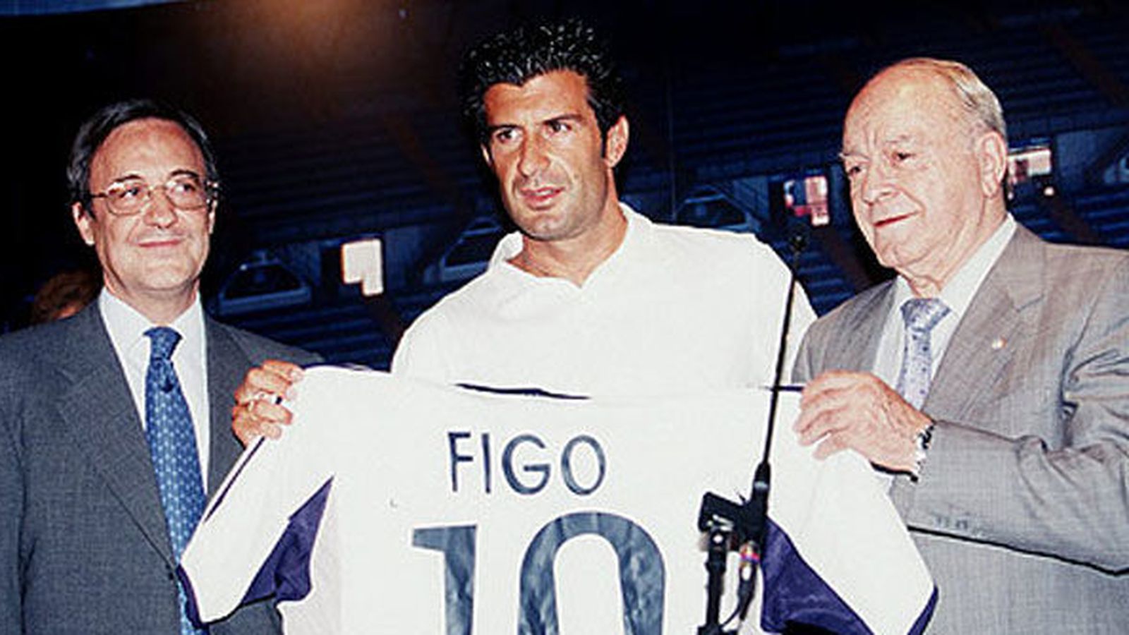 Foto: Figo, entre Florentino Pérez y Di Stéfano