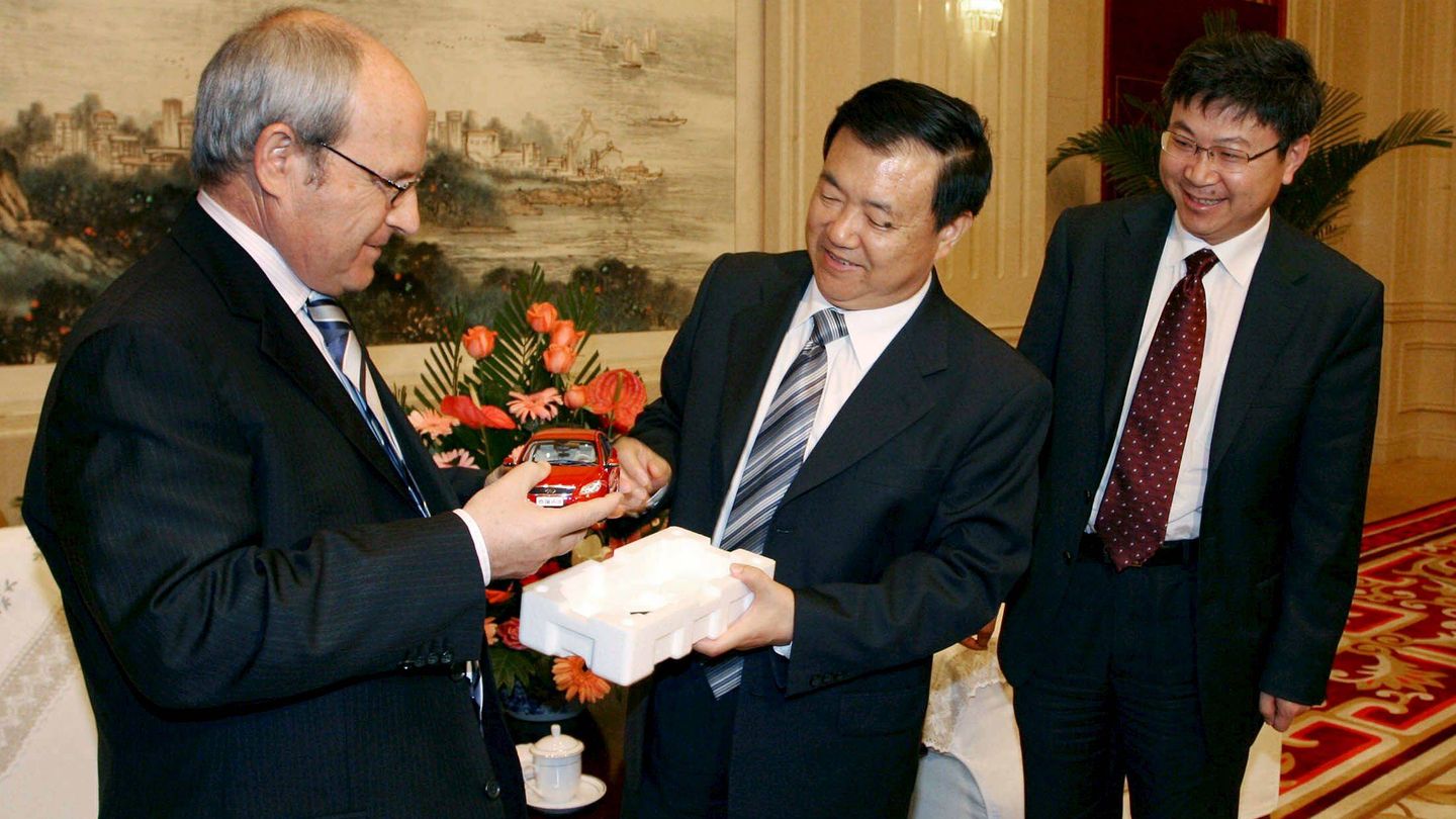 Montilla recibe un coche de juguete de manos del gobernador de Anhui, Wang Sanyun, y en presencia del director de Chery, Yin Yaotong. (EFE)
