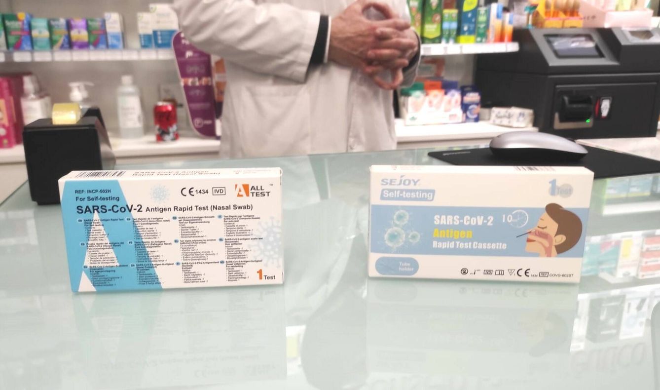 Test de autodiagnóstico para la gripe y el coronavirus, en una farmacia de Madrid. (L.B.)