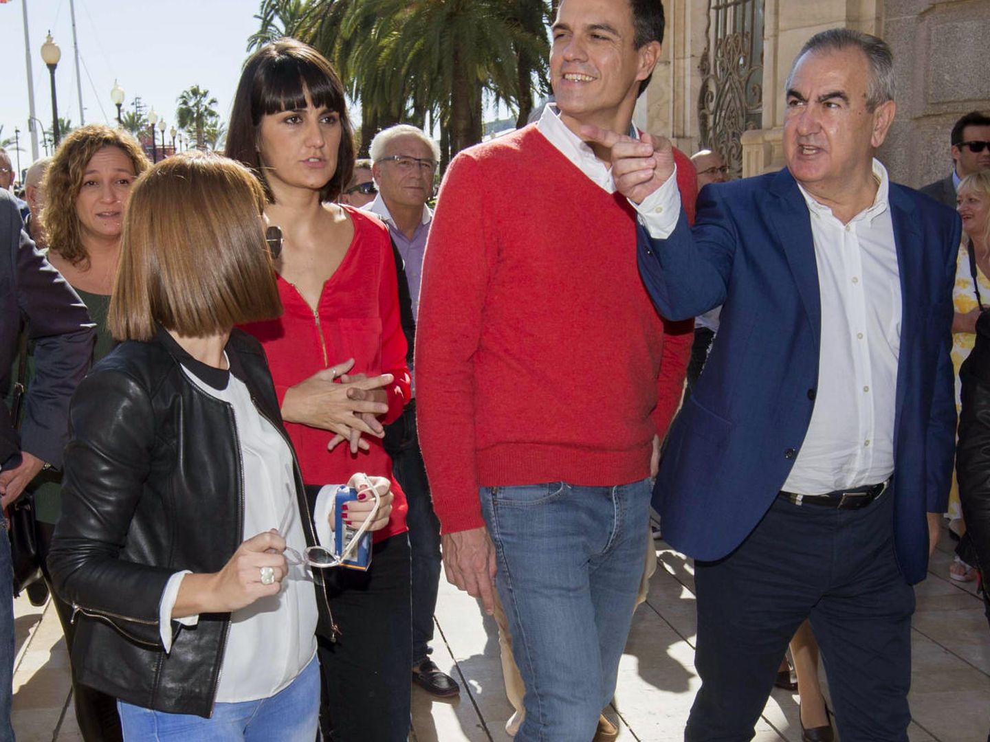 Pedro Sánchez, acompañado de Rafael González Tovar, líder del PSRM-PSOE, y la diputada María González Veracruz, el 5 de noviembre de 2015 en Cartagena. (EFE)