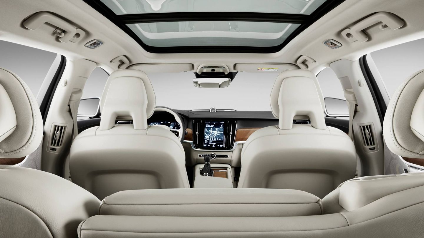 Habitáculo del Volvo V90, con un interior amplio y muy luminoso. 