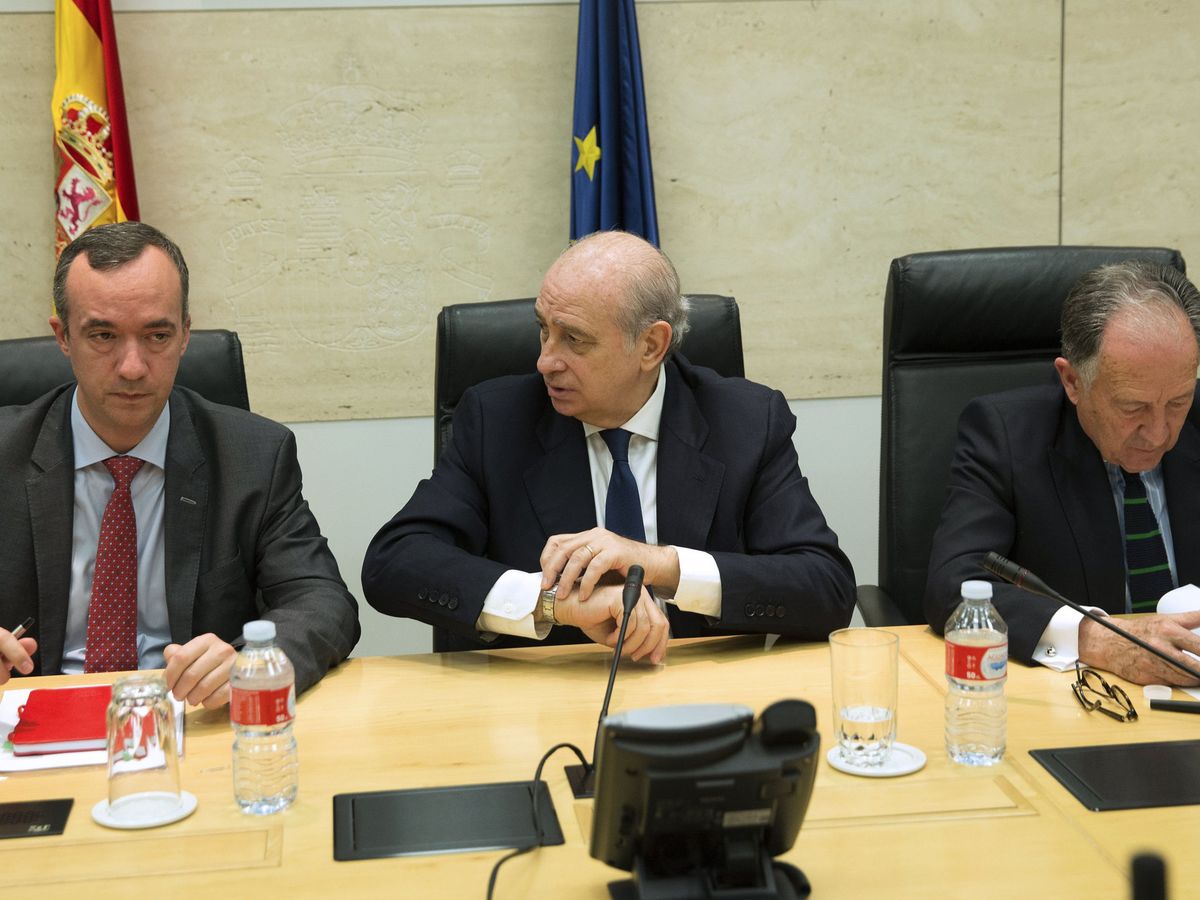 Foto: Imagen de 2016 del ministro Fernández Díaz (c), junto a su secretario de Estado de Seguridad (d), Paco Martínez. (EFE)