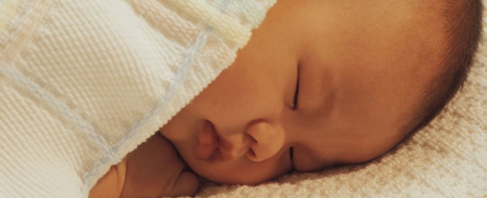Foto: El bebé no debe dormir con sus padres en la misma cama