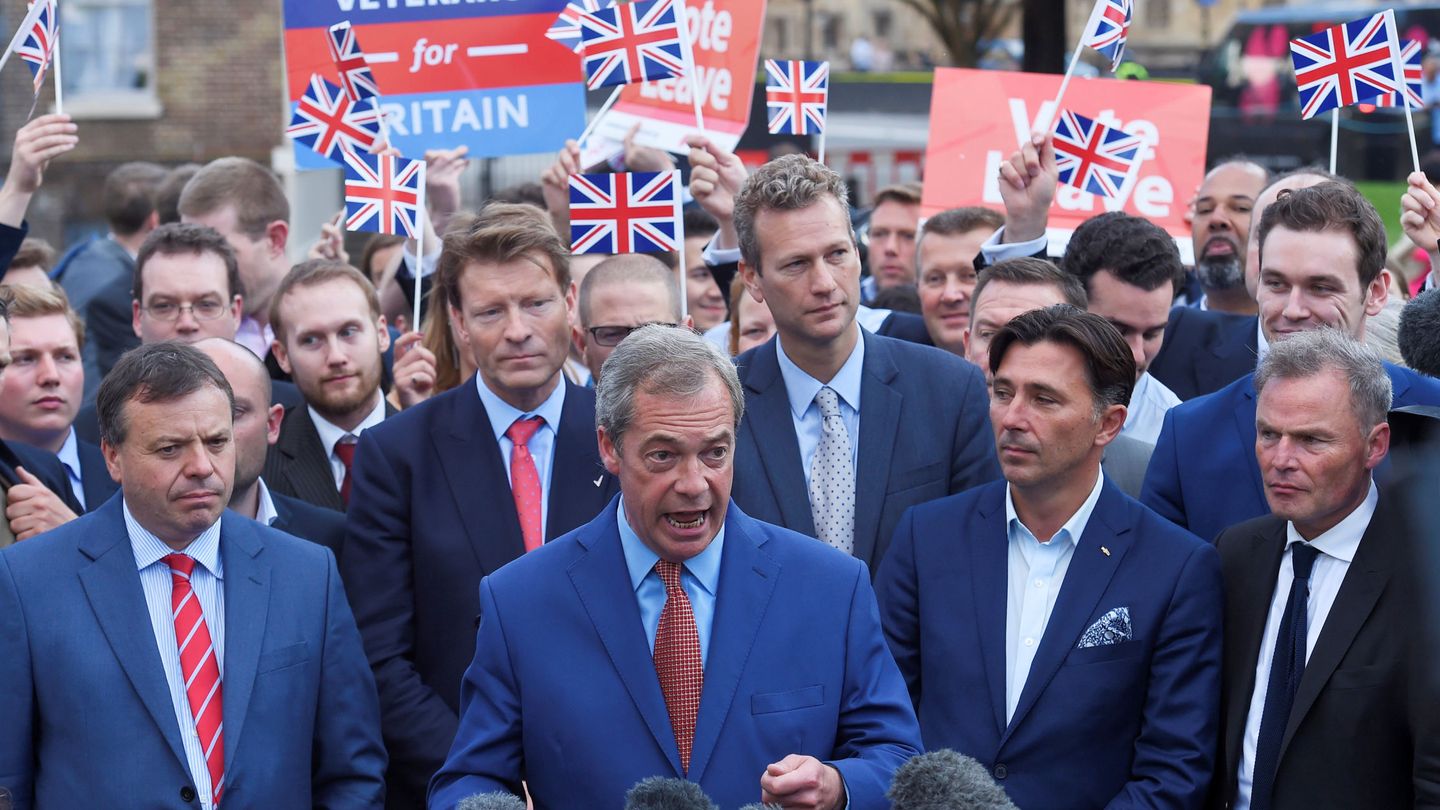 Arron Banks junto a Nigel Farage tras conocerse el resultado del referéndum del Brexit. (Reuters)
