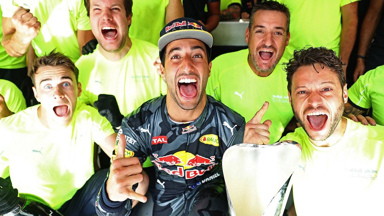 Foto: Daniel Ricciardo celebrando (a su manera) con su equipo el podio de Bélgica.