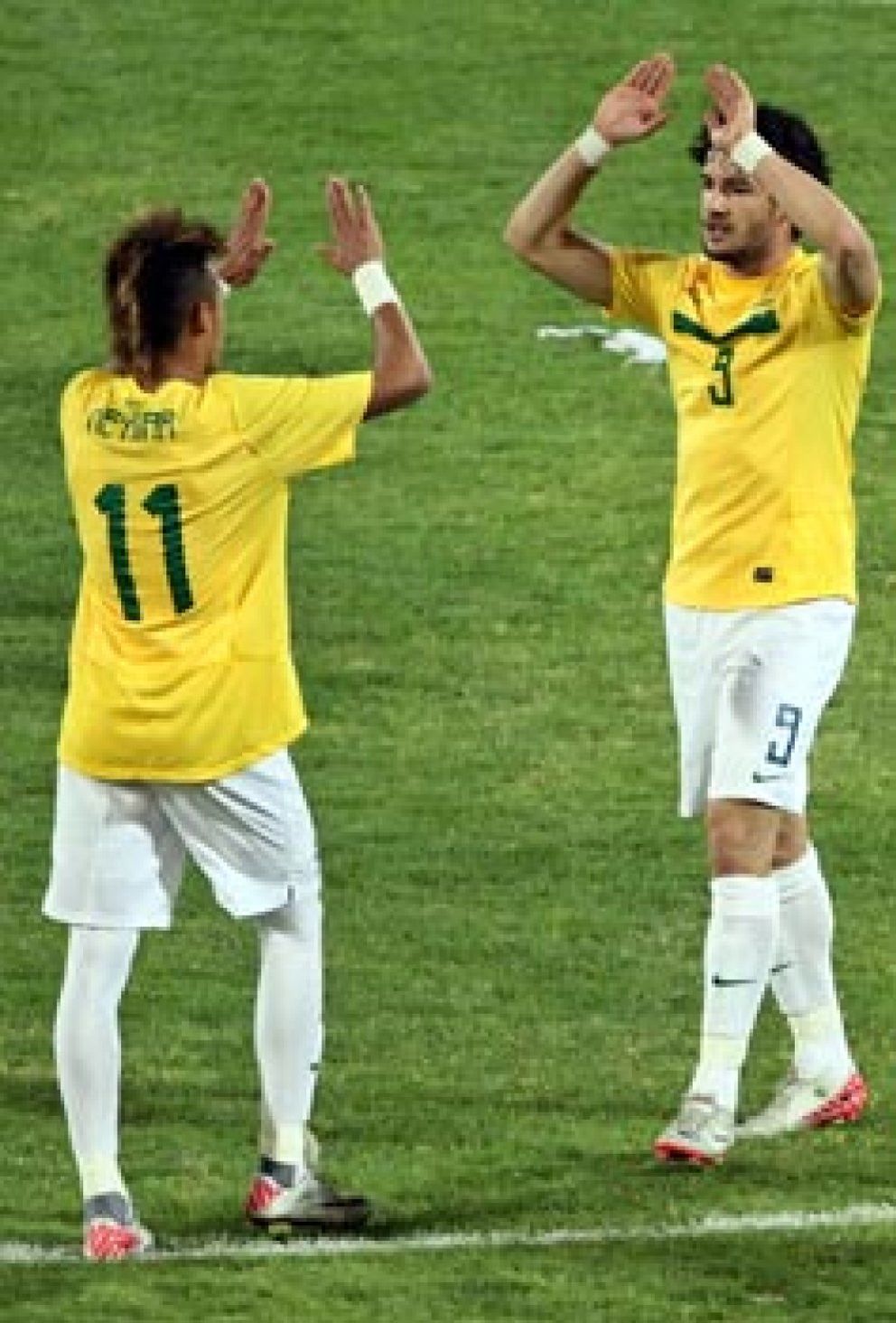 Foto: Los dobletes de Pato y Neymar llevan a Brasil a cuartos de final