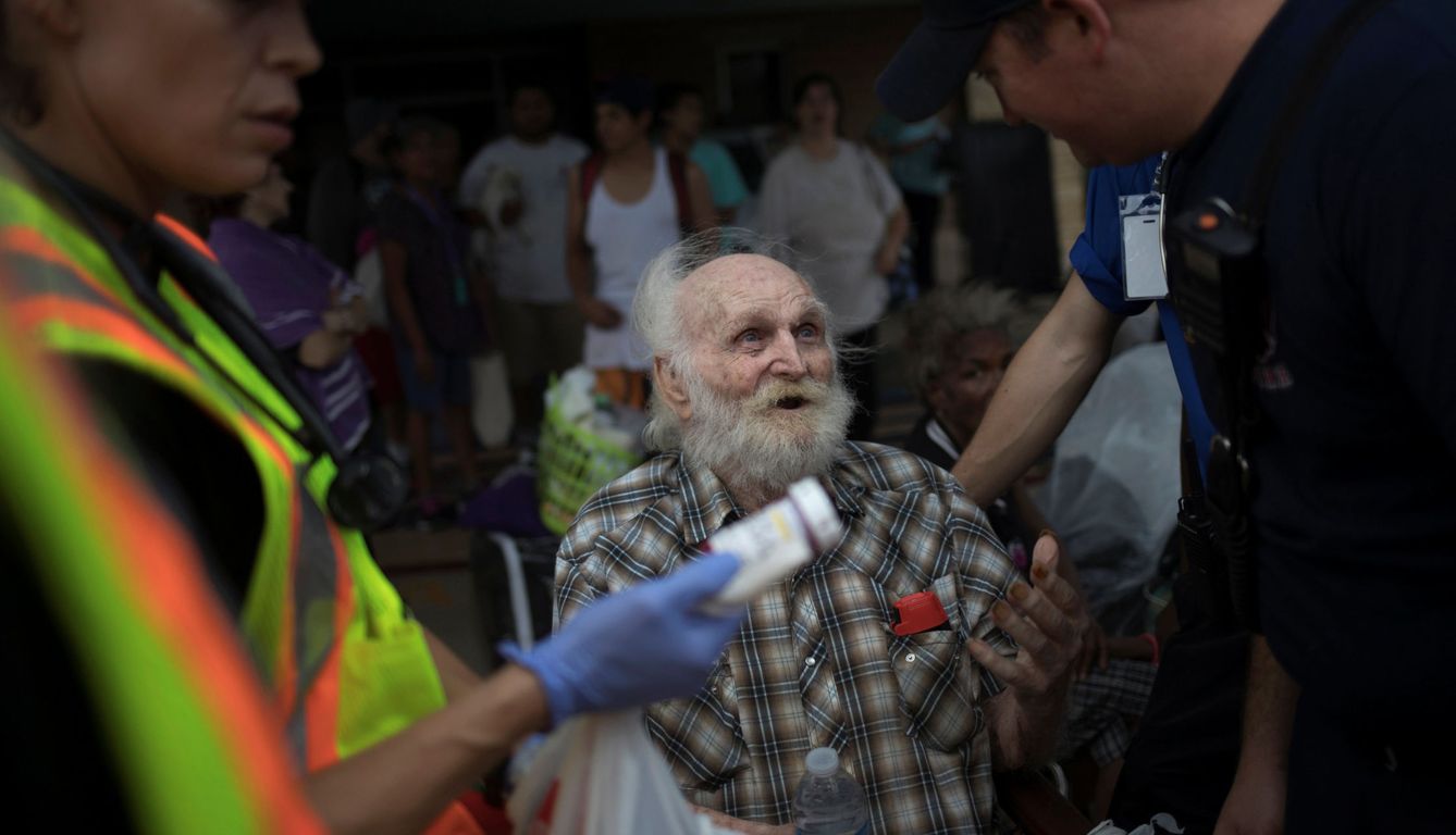 Un residente de Rockport recibe asistencia médica tras el desastre. (Reuters)