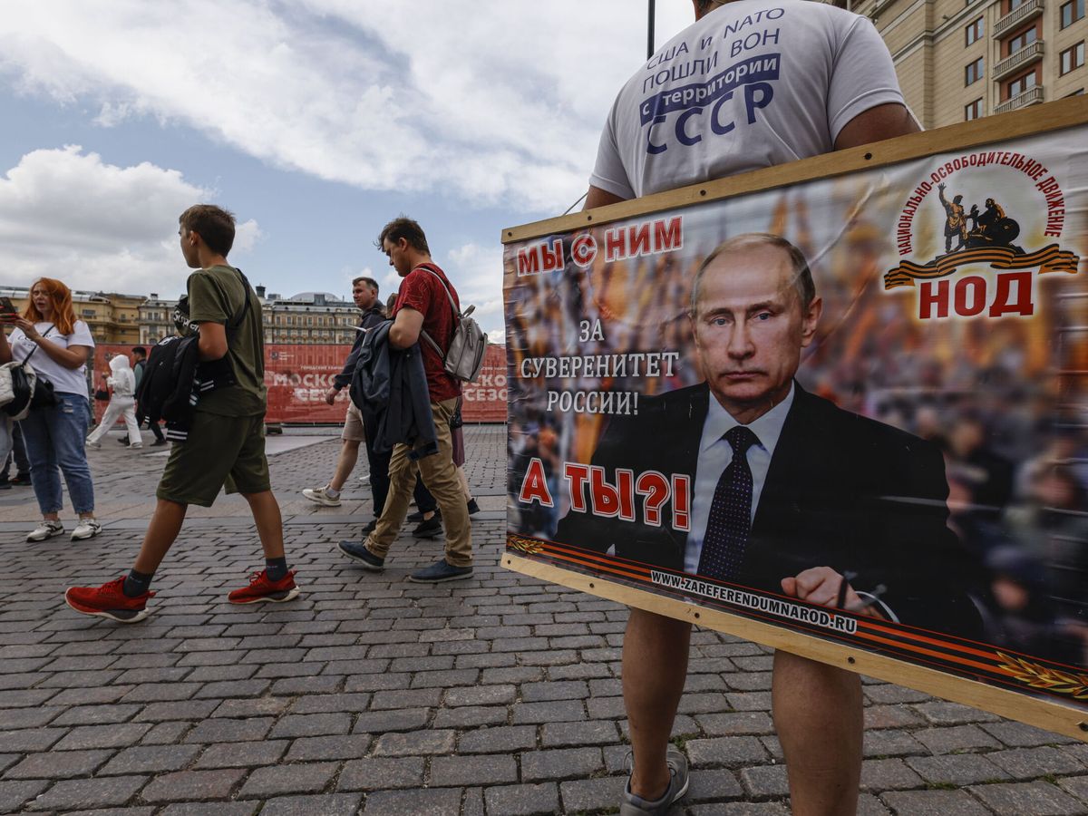 Foto: Una manifestación en apoyo a Putin, en junio de 2023. (EFE/Sergei Ilnitsky)