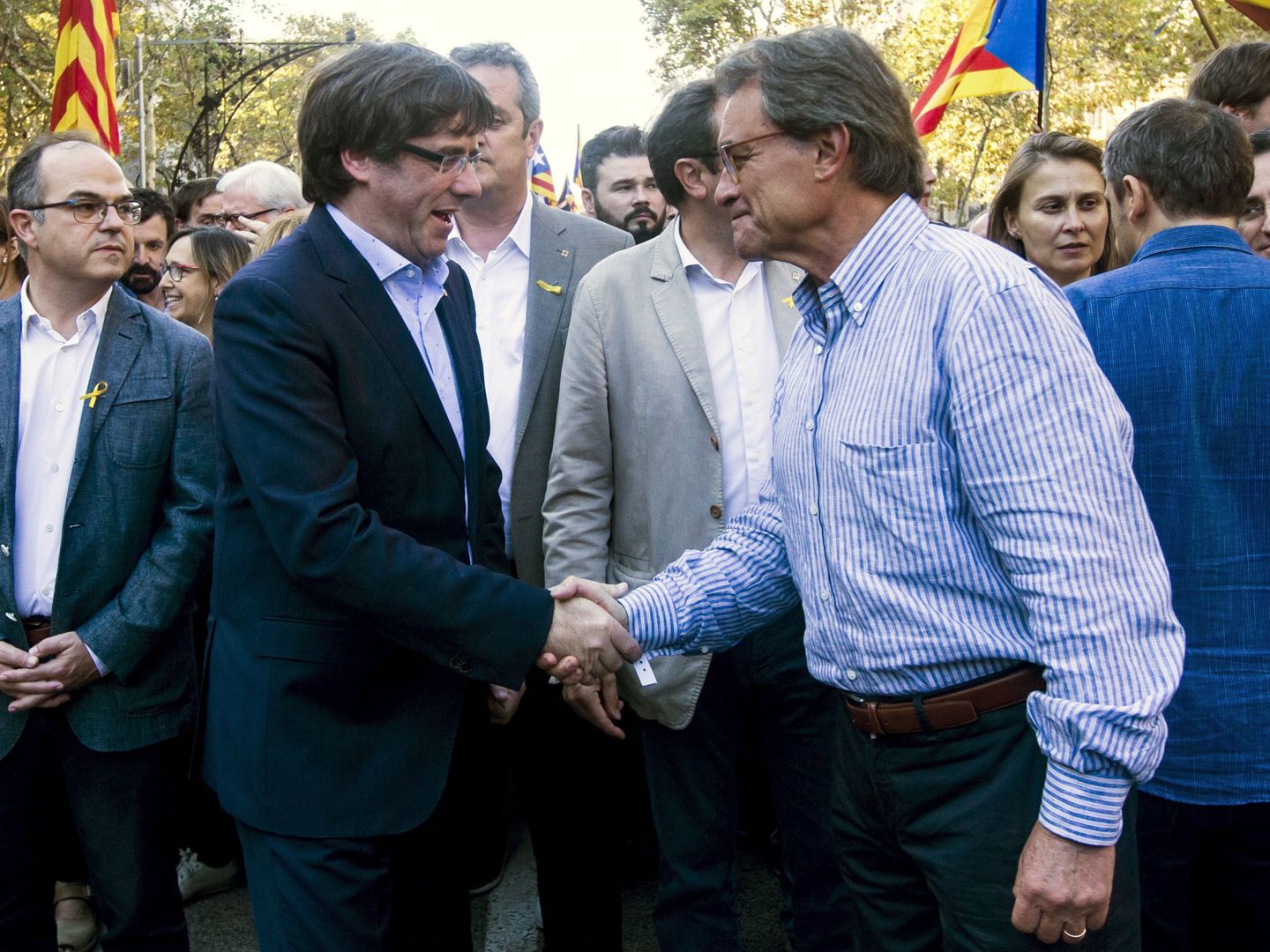 El presidente de la Generalitat, Carles Puigdemont, saluda a Artur Mas en la marcha en contra del 155. (EFE)