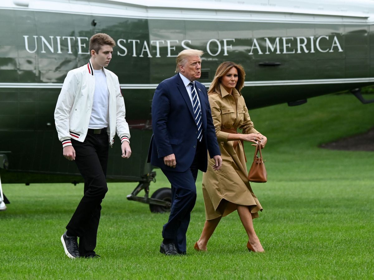 Foto: Barron, Donald Trump y Melania. (Reuters)