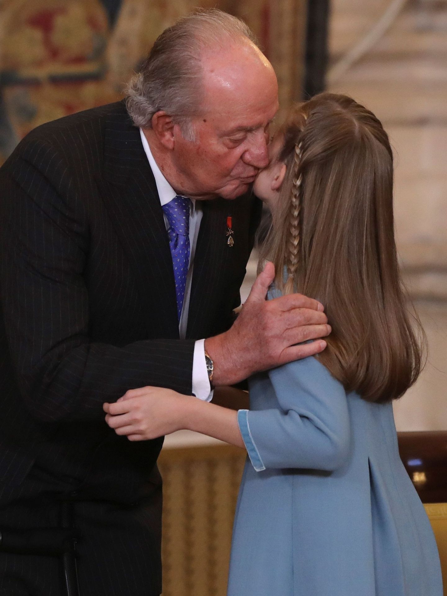 El beso de Leonor a su abuelo. (EFE)