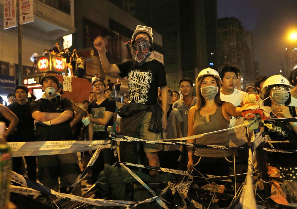 Foto: Jóvenes opositores durante las protestas de este domingo en el distrito financiero de Hong Kong (Reuters)