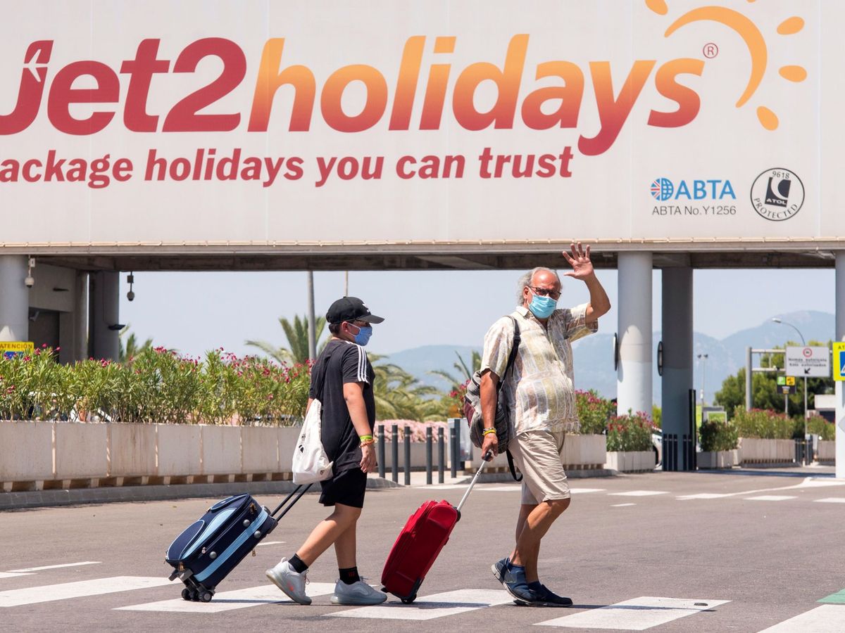 Foto: Varios turistas se dirigen a la terminal de salida del aeropuerto de Palma. (EFE)