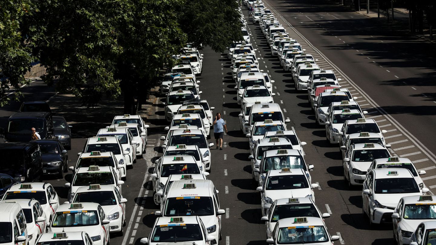 Cola de taxis aparcados en protesta en el paseo de la Castellana. (Reuters)