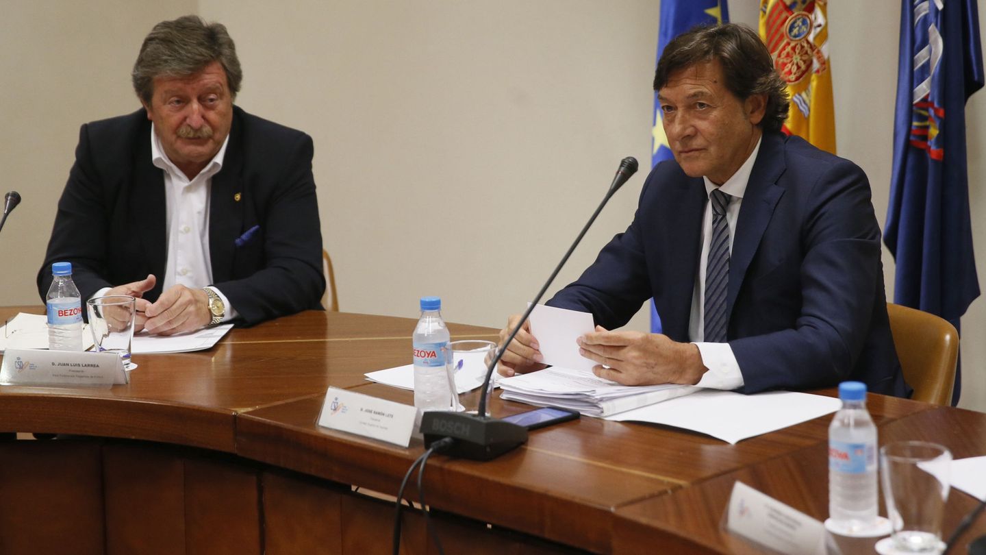 Juan Luis Larrea, presidente en funciones de la RFEF, y José Ramón Lete, presidente del CSD. (EFE)