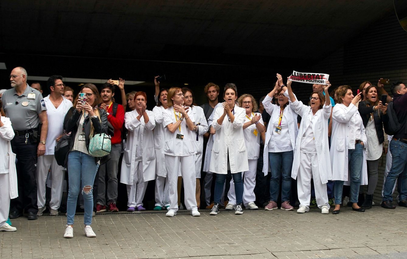 Varios manifestantes y trabajadores del hospital increpan a Sánchez. (EFE)