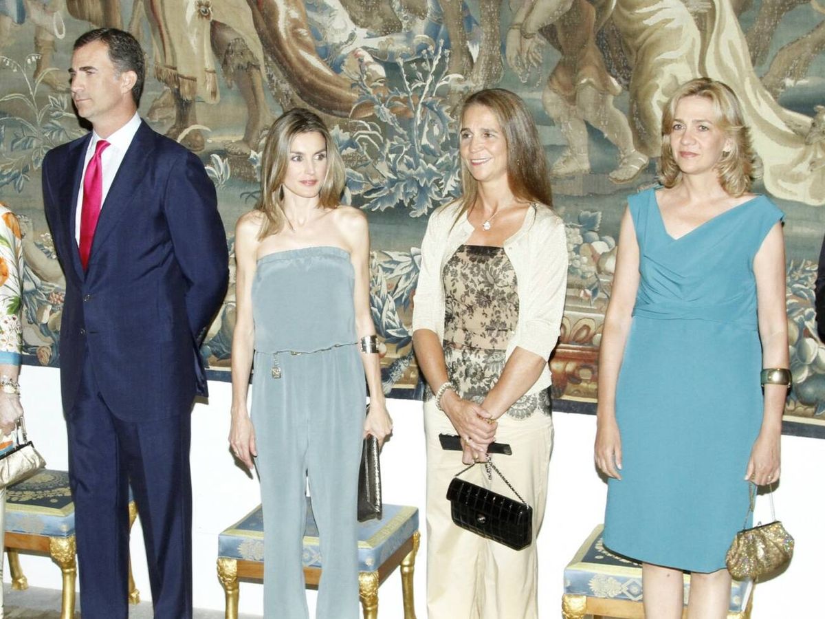 Foto: El rey Felipe, junto a las infantas Elena y Cristina en una imagen de archivo. (Getty)