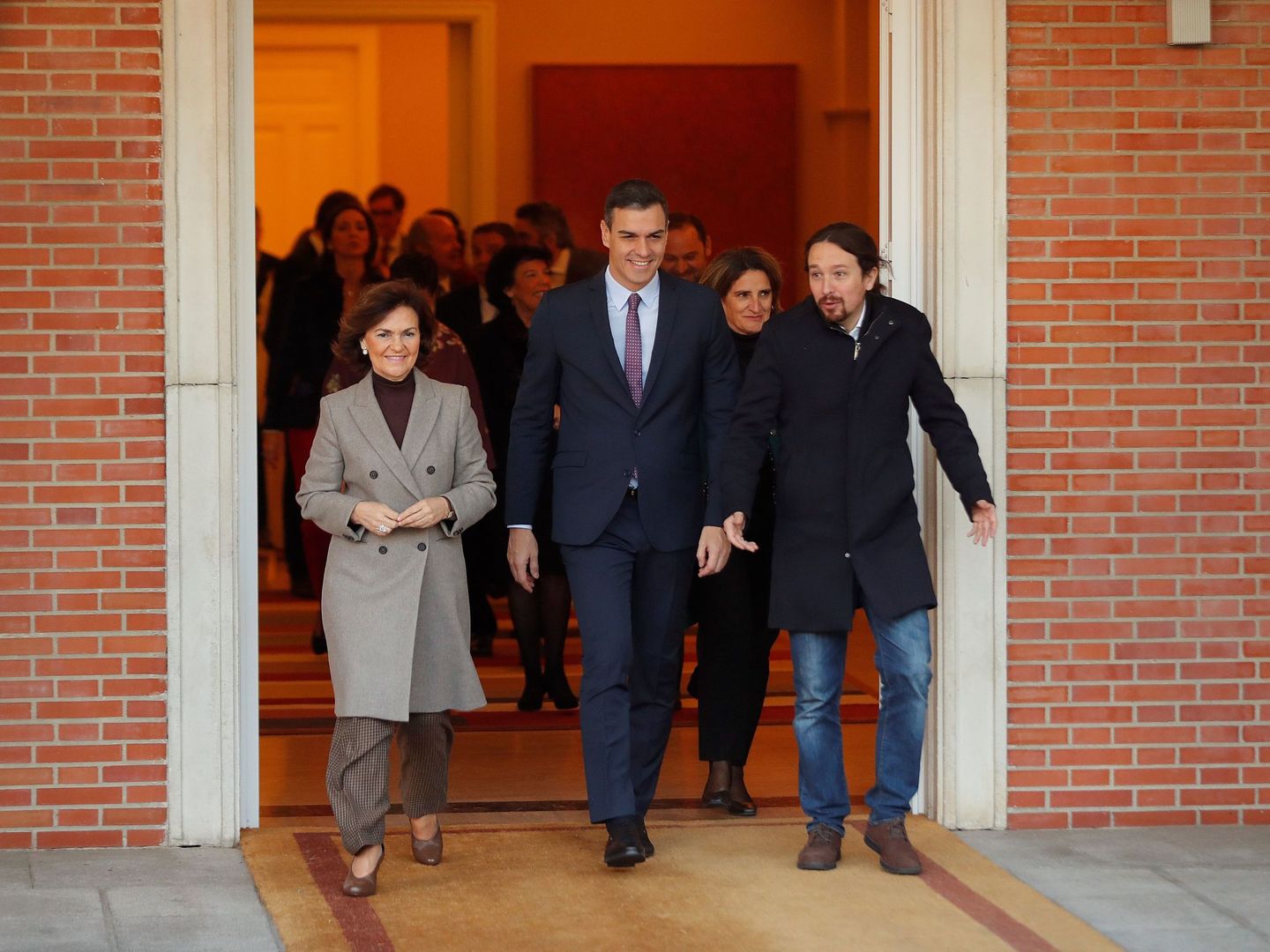 Pedro Sánchez, flanqueado por los vicepresidentes Carmen Calvo y Pablo Iglesias. (EFE)