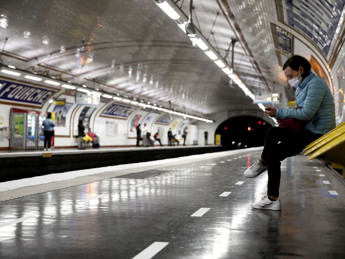 Foto: Una mujer con mascarilla en el metro de París. Foto:  REUTERS Benoit Tessier