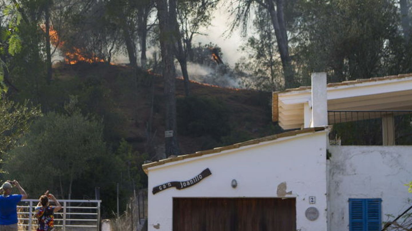 Varias personas observan las llamas del incendio forestal declarado en el municipio mallorquín de Andratx. (EFE)