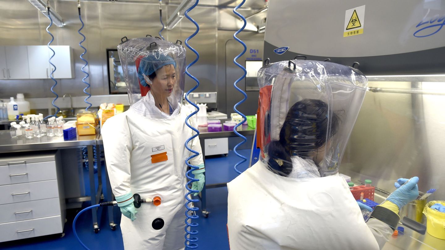 Shi Zhengli, en un traje de protección en su laboratorio de Wuhan, fotografiada en febrero de 2017 (EPA)