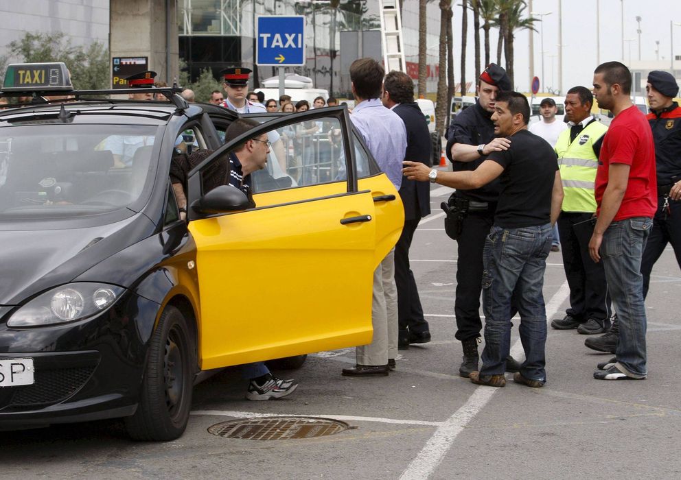 Foto: Los Mossos d'Esquadra intervienen ante un piquete informativo en el aeropuerto de Barcelona. (EFE)