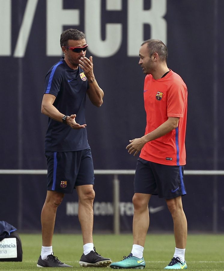 Foto: Luis Enrique habla con Iniesta durante un entrenamiento. (EFE)