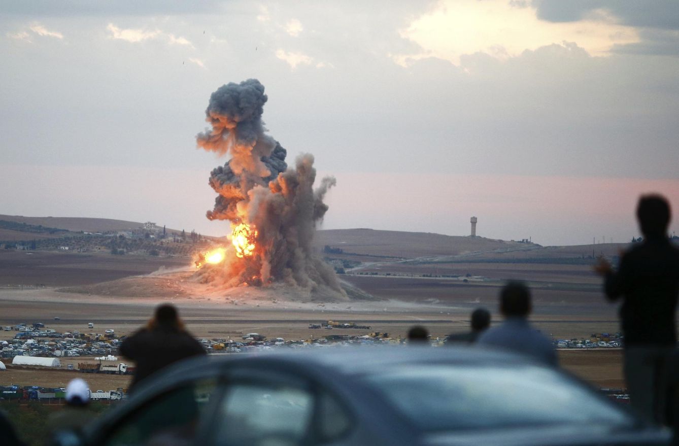 Llamas y columnas de humo cerca de la ciudad siria de Kobane tras un bombardeo de la coalicion contra el ISIS (Reuters).