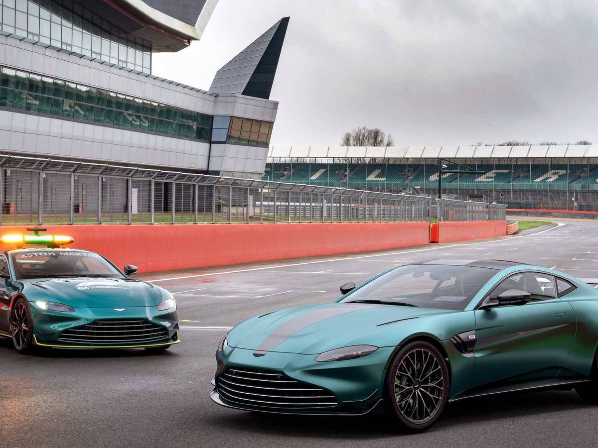 Foto: Nuevo Aston Martin Vantage F1, junto a su ejemplo, el Safety Car de la Fórmula 1. 