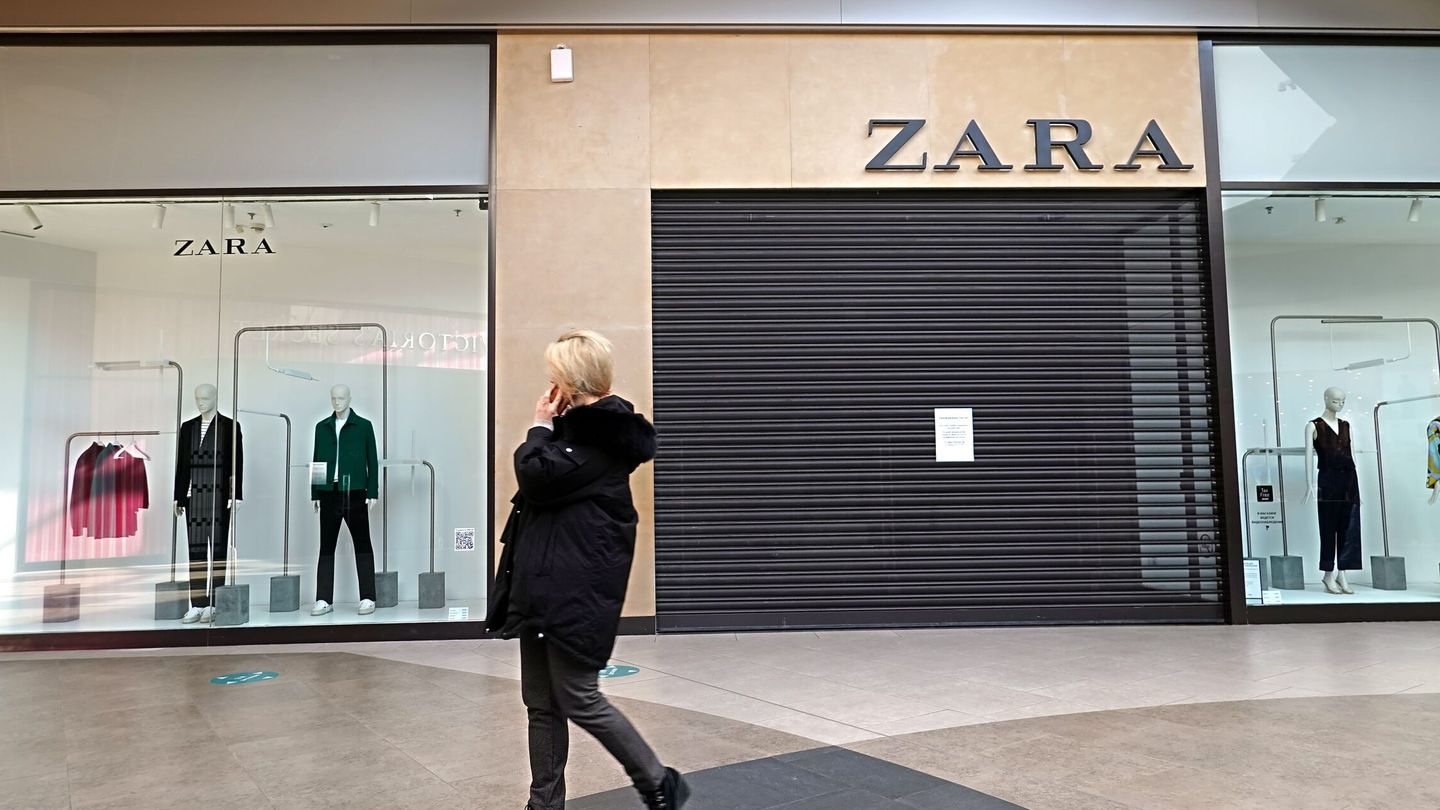 Una tienda de Zara (Inditex) cerrada en Rusia tras la invasión a Ucrania. (EFE EPA MAXIM SHIPENKOV)
